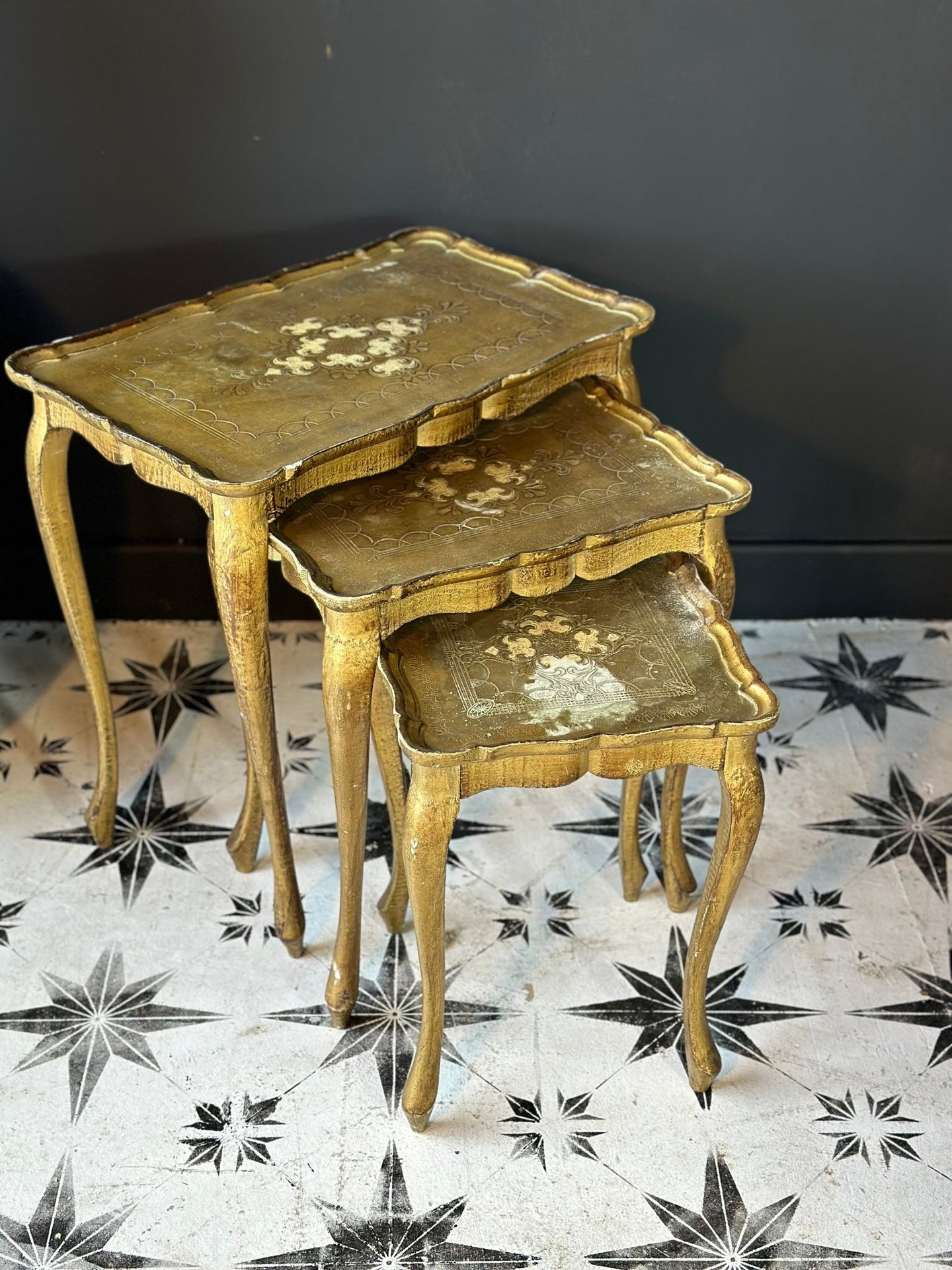 Italian Neoclassical 1950’s Original Giltwood Tables Nest Set. Rare Unrestored Condition - French General Trading