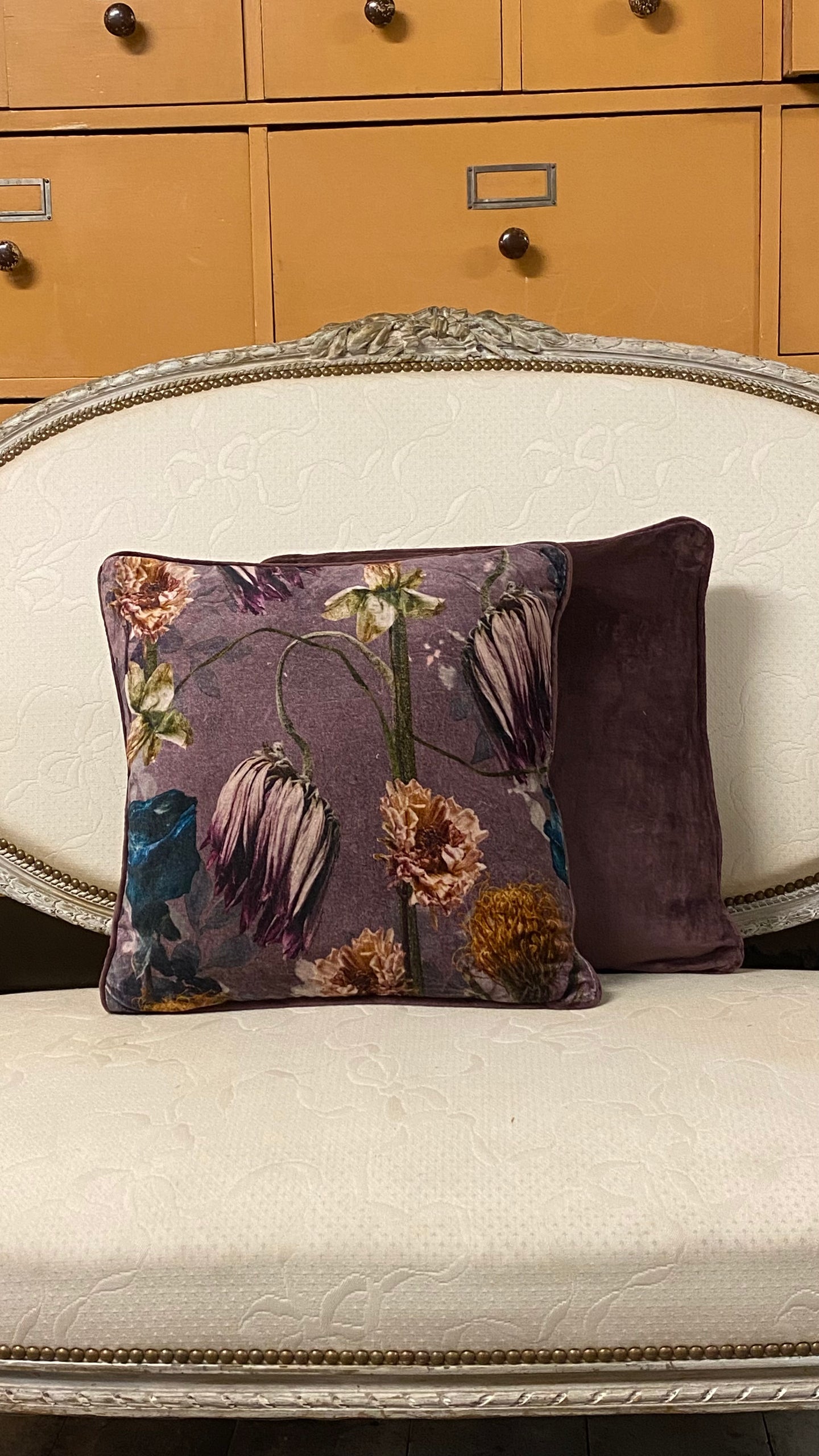 Velvet Cushion Dahlia